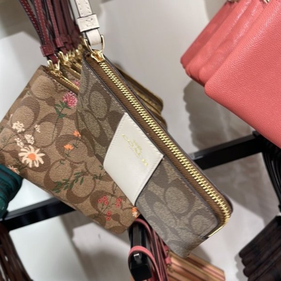 Coach Corner Zip Wristlet In Signature Canvas Gold/KHAKI/CHALK - Picture 4 of 5